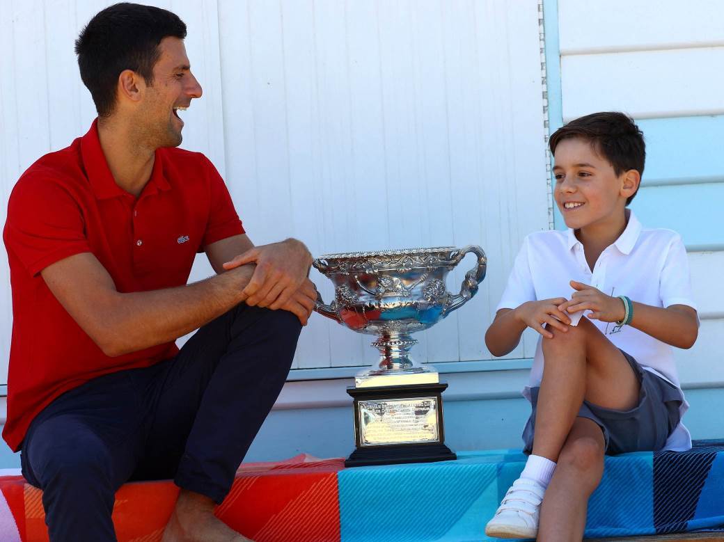  Ko je dječak koji se fotkao sa Novakom na plaži: Zove se Andrija i novinari mogu mnogo da nauče 