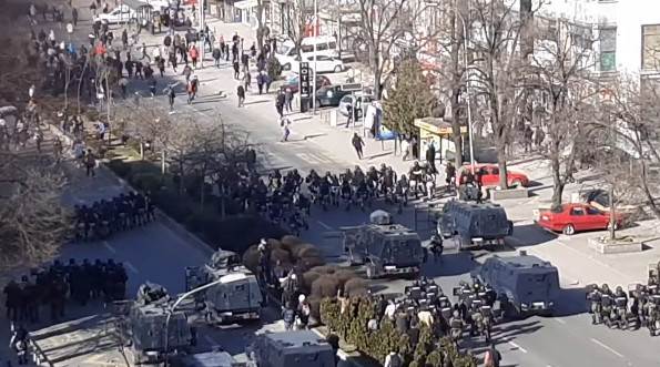  Haos na ulicama Skoplja: Albanci protestuju zbog doživotne robije za petostruke ubice - policija ih zasula šok-bombama 