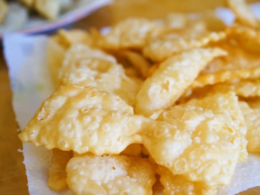  Probajte kroštule, tanko tijesto prženo u ulju i posuto šećerom 