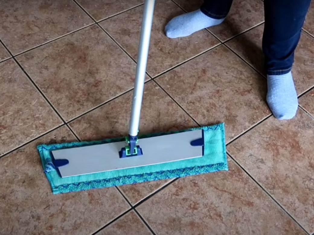  Kineskinje koriste tajni sastojak za čišćenje podova: 1 neočekivana "ženska" stvar moćno skuplja prašinu! 