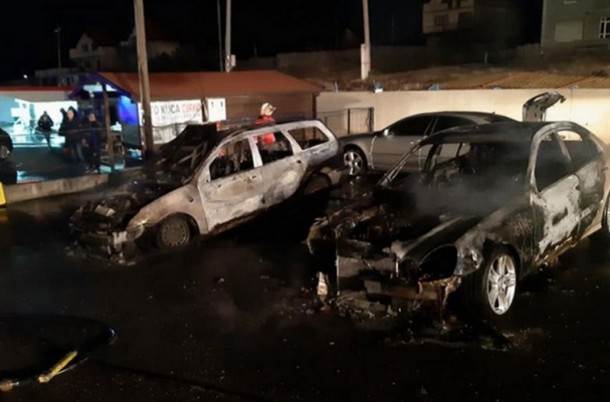  Vitez: Vatra progutala više vozila u auto-kući 