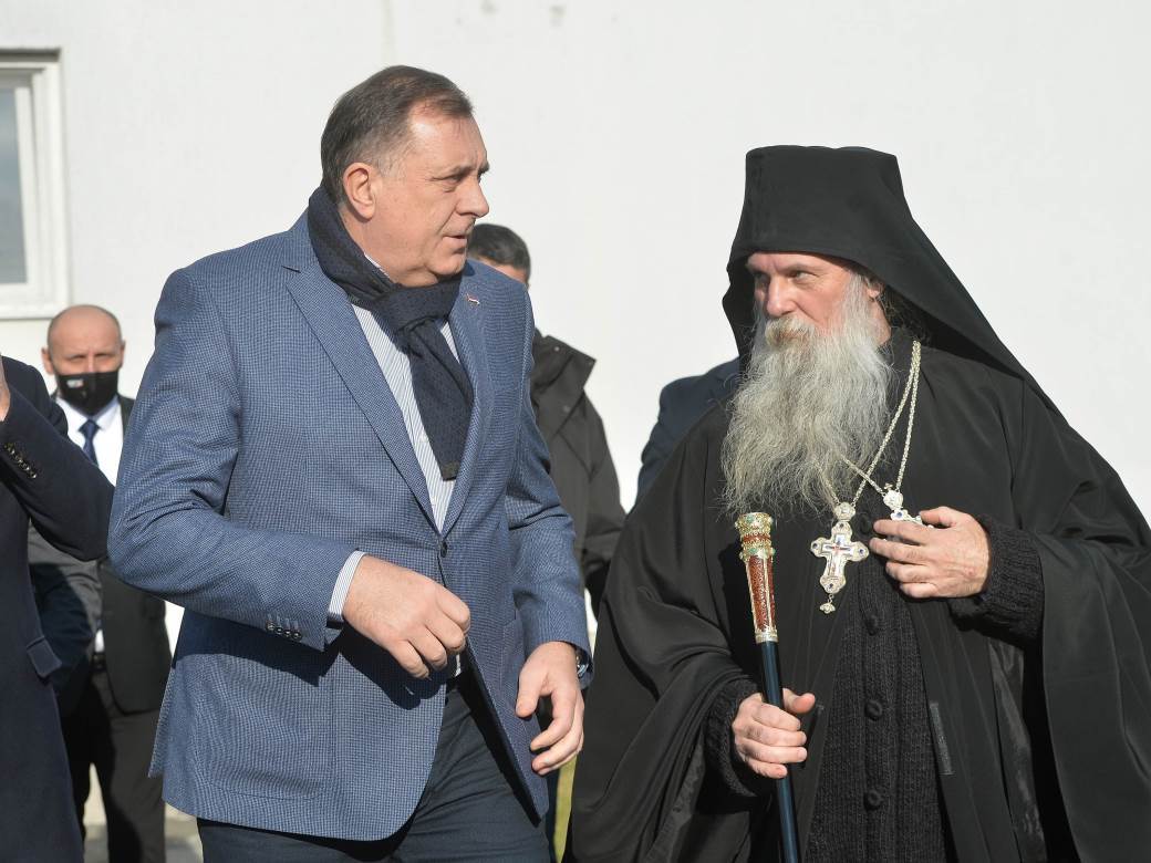  Dodik uručio dar za obnovu srpske škole u Jasenovcu 