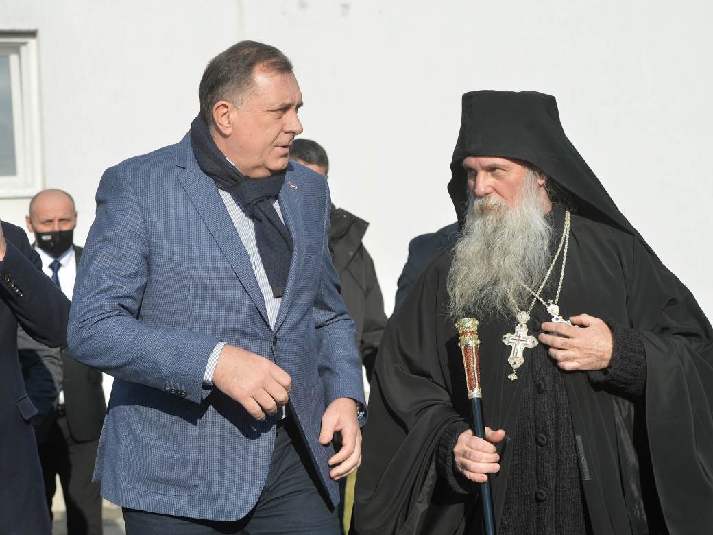  Dodik uručio dar za obnovu srpske škole u Jasenovcu 