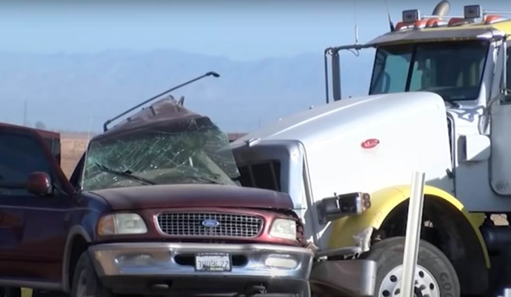  15 mrtvih u strašnoj saobraćajki: Kamion je naletio na džip sa 27 ljudi u njemu, svi preživjeli su povrijeđeni 