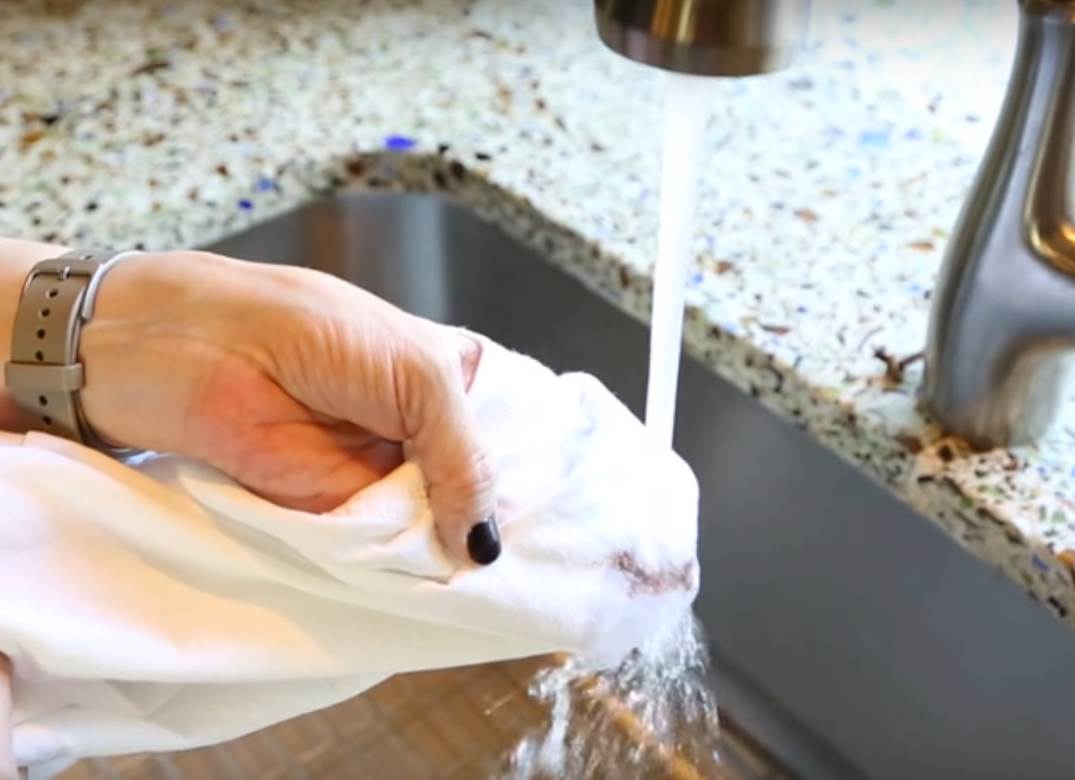  Isflekali ste se čokoladom? Većina ljudi odmah će napraviti 2 velike greške zbog kojih fleka ostaje, skinite je ovako! 