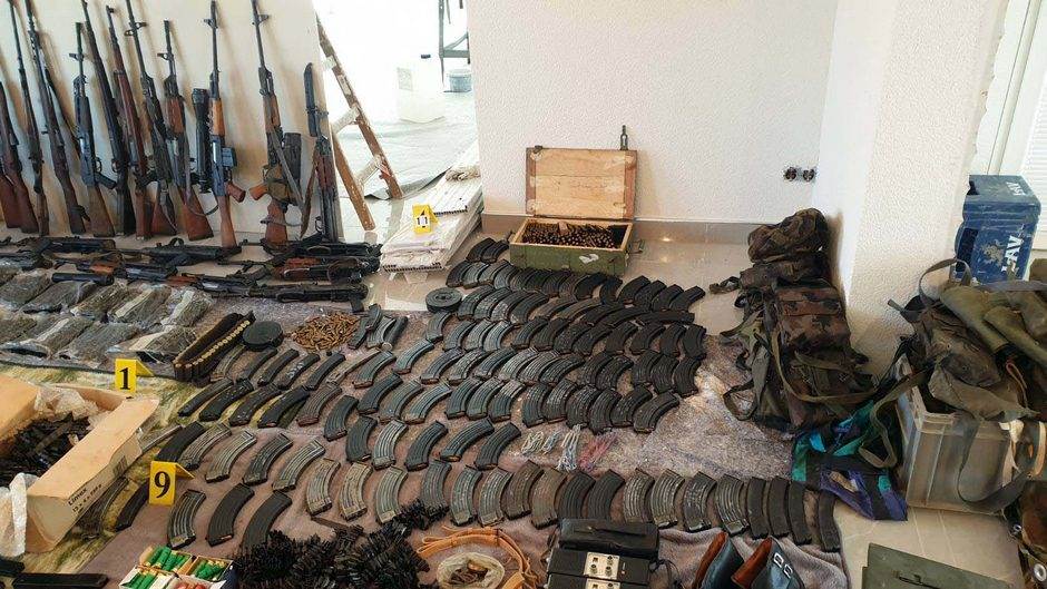  Bijeljina: U zidovima vikendice pronađen arsenal oružja! FOTO 