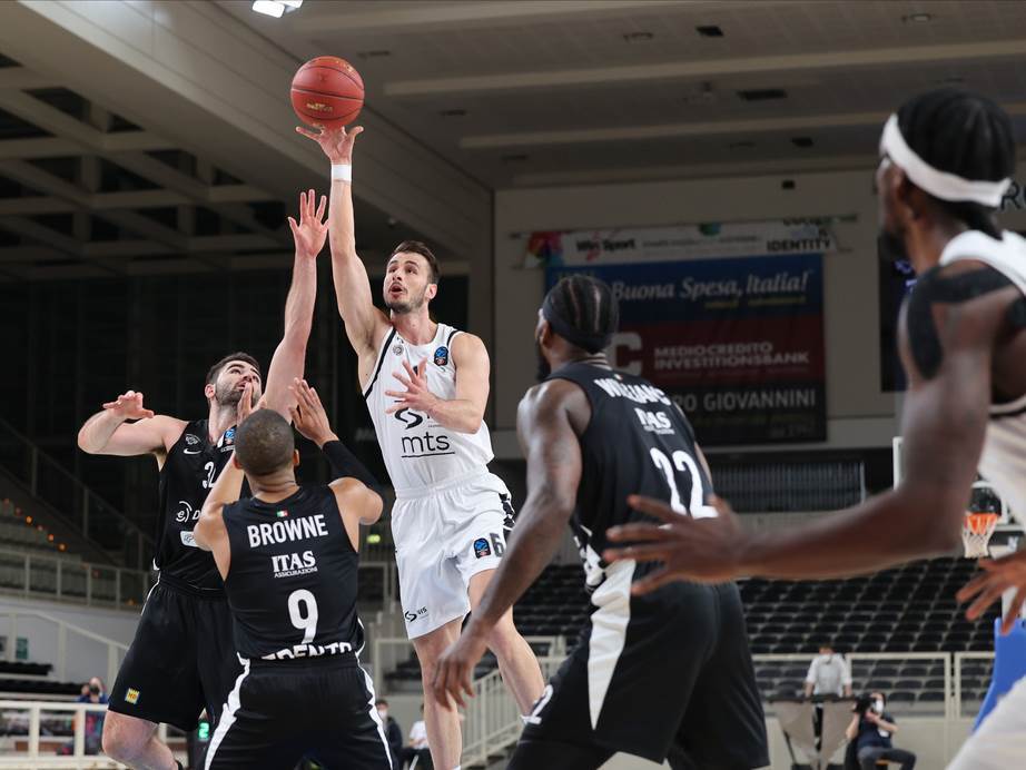  Partizan glatko izgubio, ugrozio plasman u četvrtfinale! Crno-beli igrali samo četvrtinu i po, poklonili utakmicu Trentu 