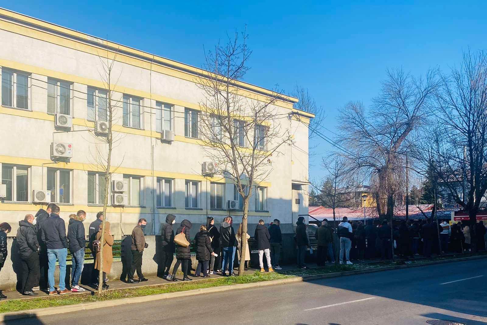  Redovi zbog testiranja: Ogromna gužva ispred Instituta za javno zdravstvo u Banjaluci (FOTO) 