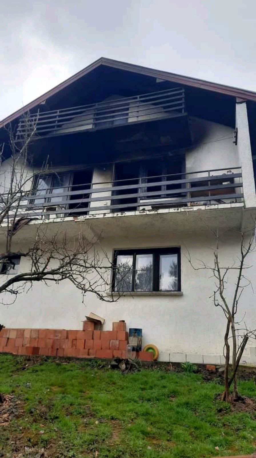  Spriječena tragedija: Vatrogasci spasili nepokretnu staricu iz zapaljene kuće 