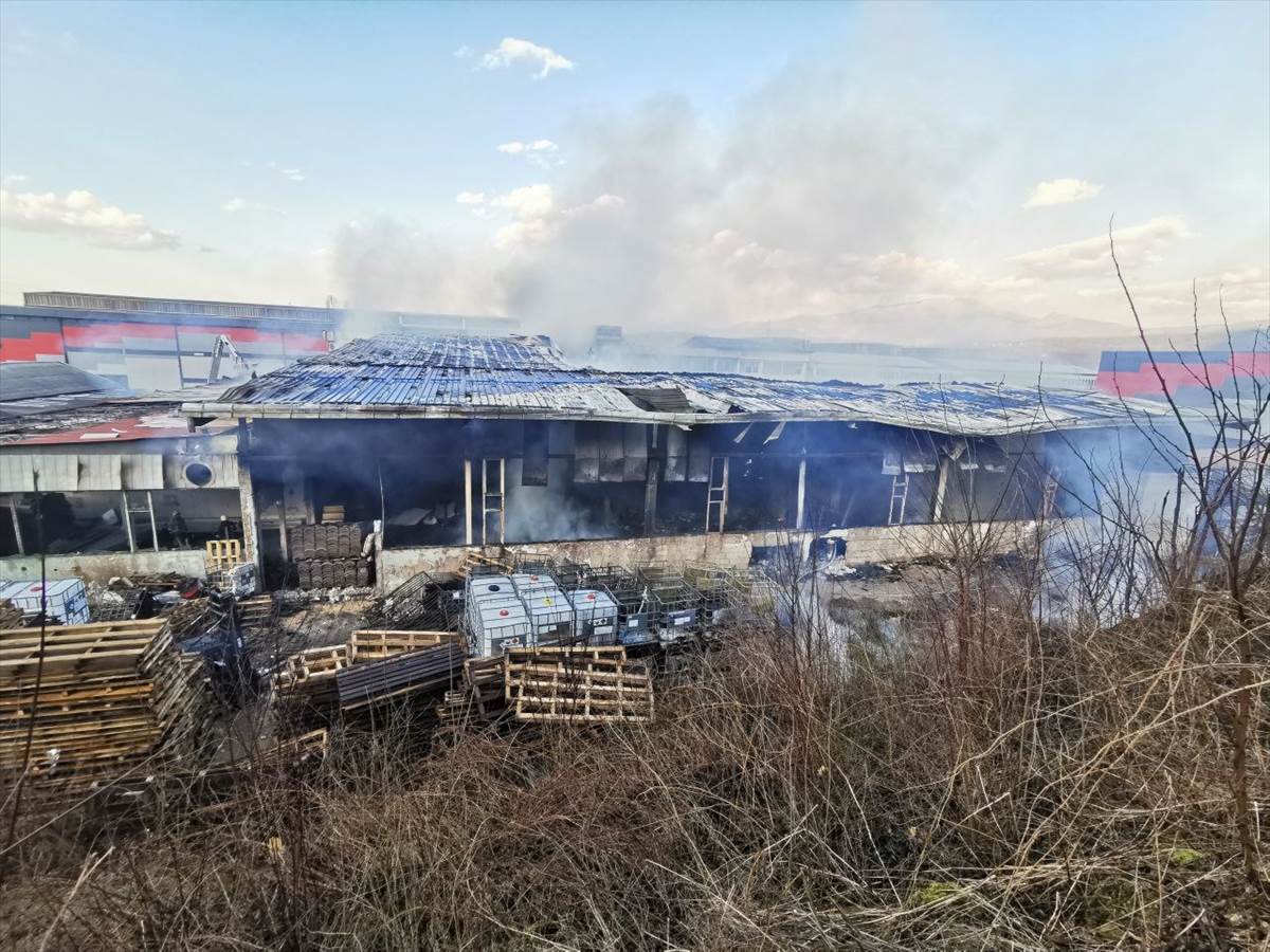  Veliki požar u krugu fabrike "Famos": Sirene odjekuju na sve strane (FOTO, VIDEO) 