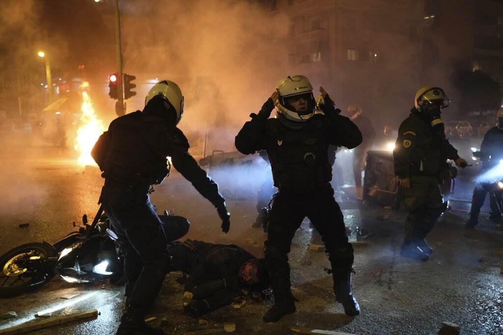  Neredi na ulicama Atine: Lete Molotovljevi kokteli i suzavac, policajac teško povrijeđen 