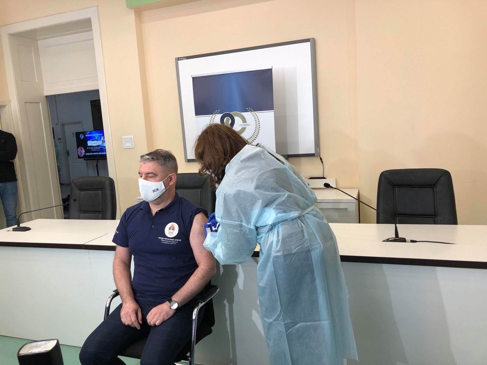  Ministar Šeranić primio vakcinu protiv kovida (FOTO) 