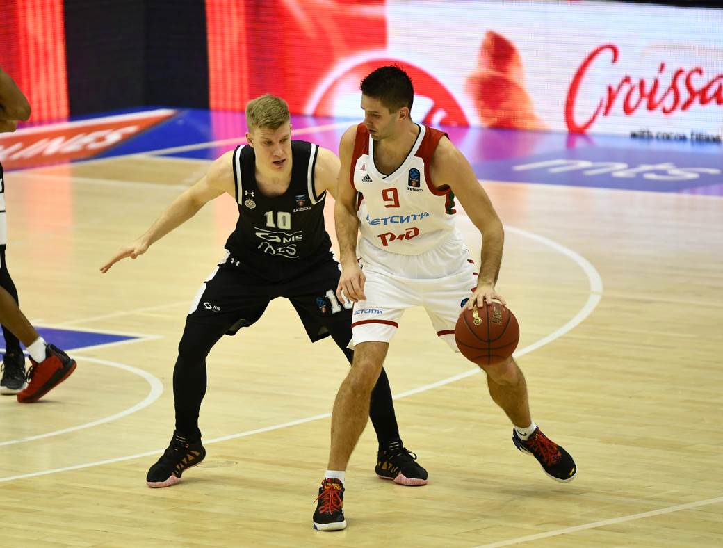  Hteo da popije pivo za Partizan, ali uzalud: I on je bodrio crno-bele u Evrokupu, ali nije pomoglo 