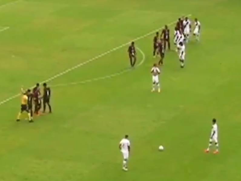  smijesni-video-snimak-slobodan-udarac-taktika-fudbalski-prekid-twitter 