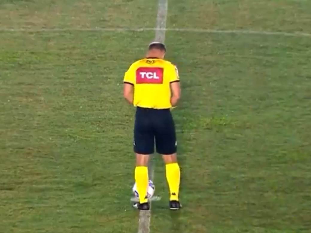  fudbalski-sudija-urinira-mokri-teren-utakmica-brazil-boavista-gojas-skandal-nevidjeno-video 