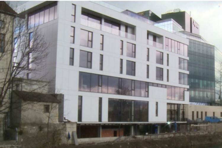  Djevojčica pala sa zgrade u Bihaću, ljekari joj se bore za život 