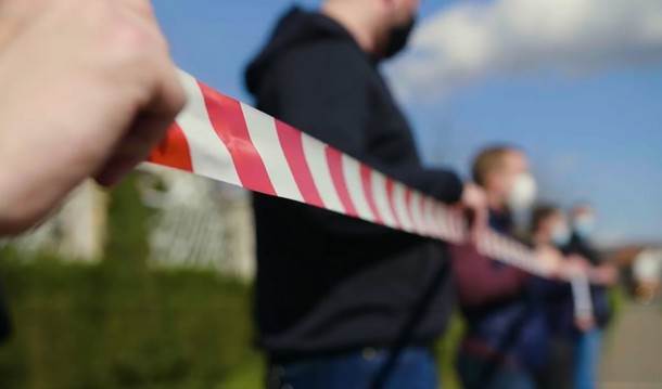  Mladi SNSD-a razvukli traku ispred vile Stanivukovića (VIDEO) 