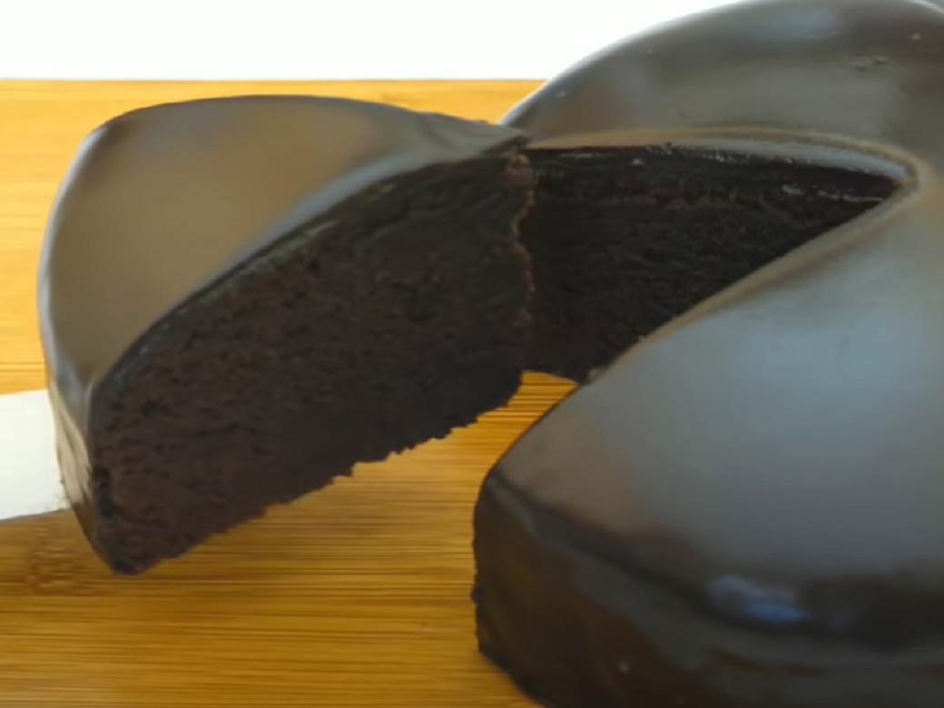  Ne trebaju vam ni mikser ni rerna: Najmekaniji čokoladni kolač koji ćete probati, tajna je u načinu pripreme! 