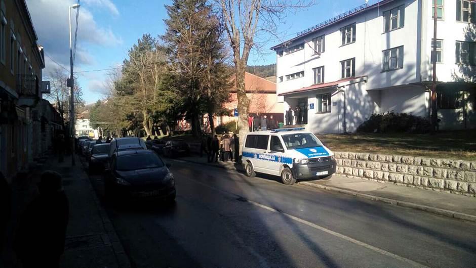  Pijani gađali policajce saksijama 