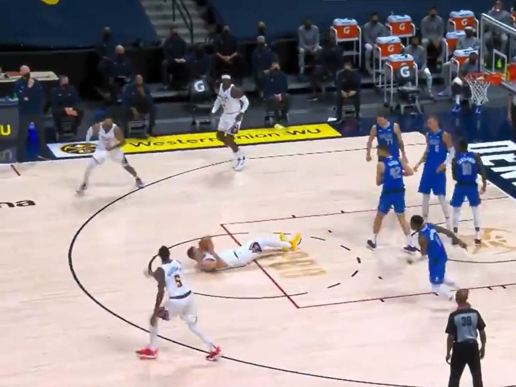  Nikola Jokić skok  asistencija dok leži na zemlji 