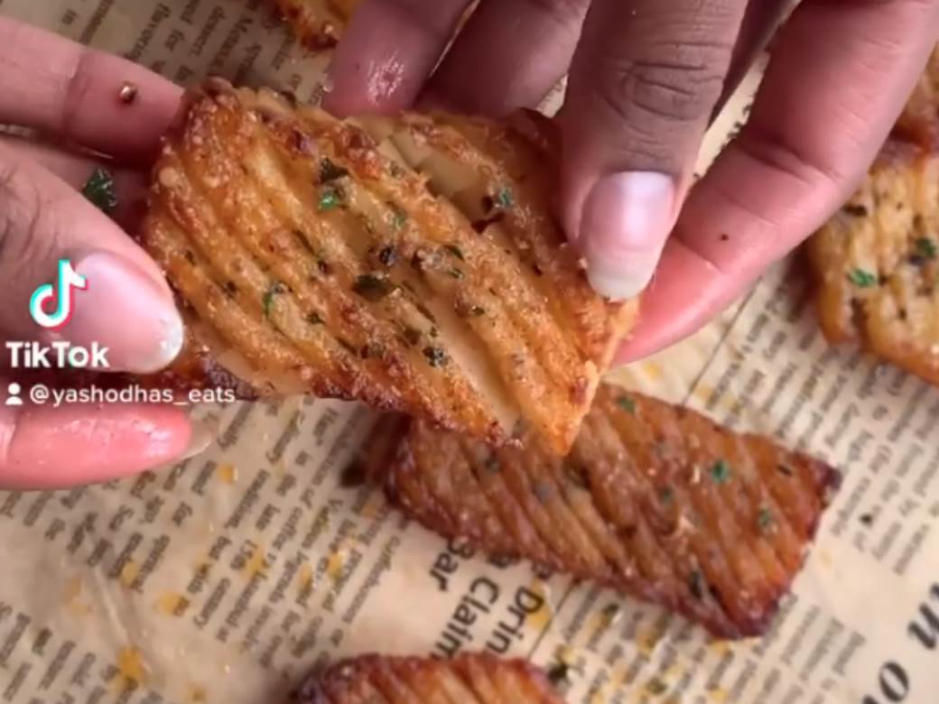  Pogledajte kako se pravi "harmonika" krompir - oduševiće svakog ko ga bude probao! (VIDEO) 