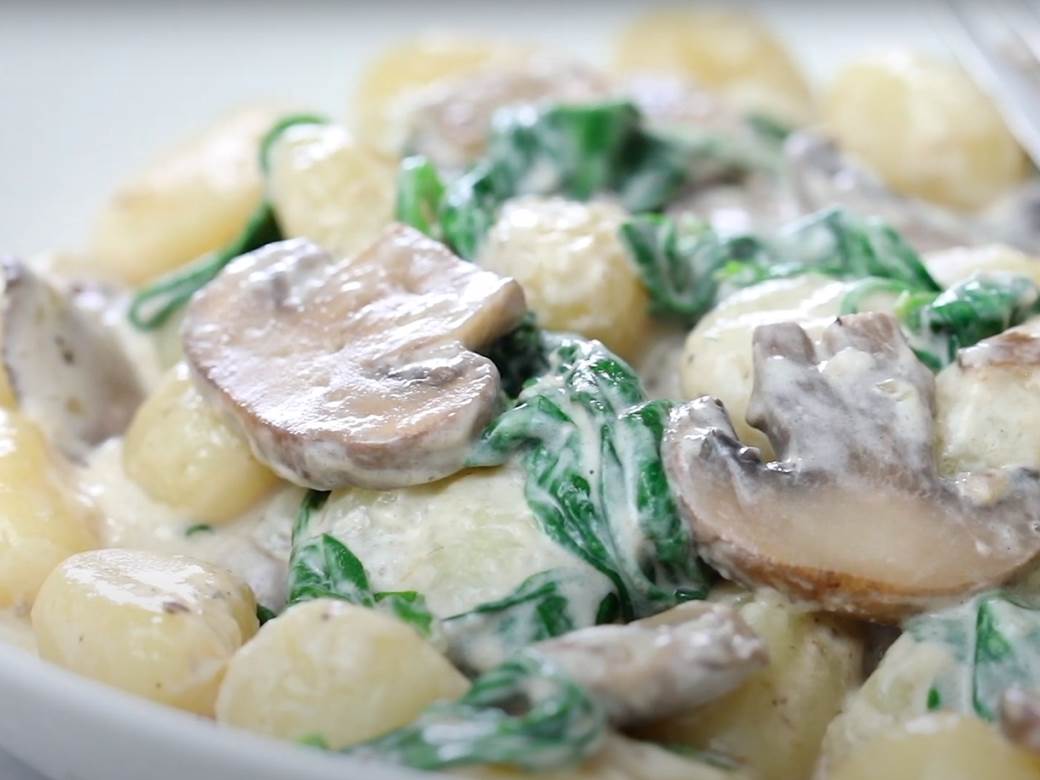  Niko neće vjerovati da je ovo posno jelo! Domaće njoke sa spanaćem i pečurkama, odmah napravite duplu količinu! 