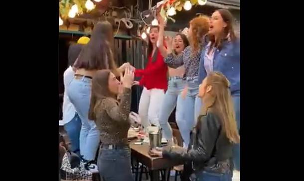  Izrael poslije vakcinacije: Veselje, pjesma, ples po stolovima... (VIDEO) 