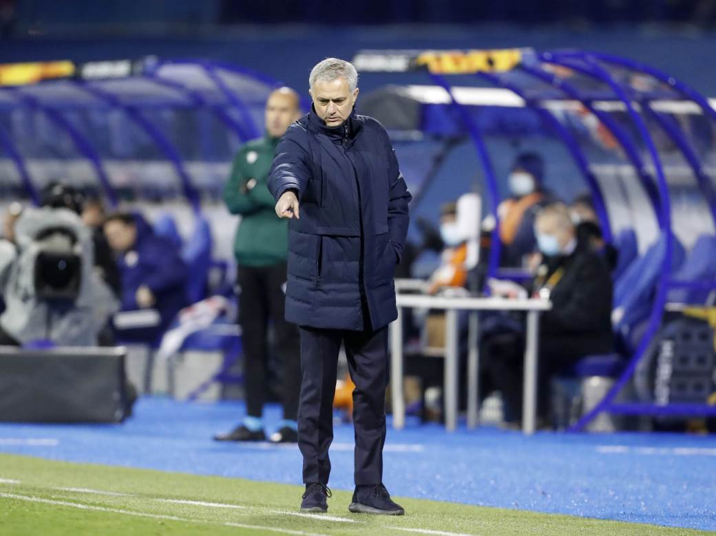  Dinamo Totennhem Murinjo čestita igračima Dinama 