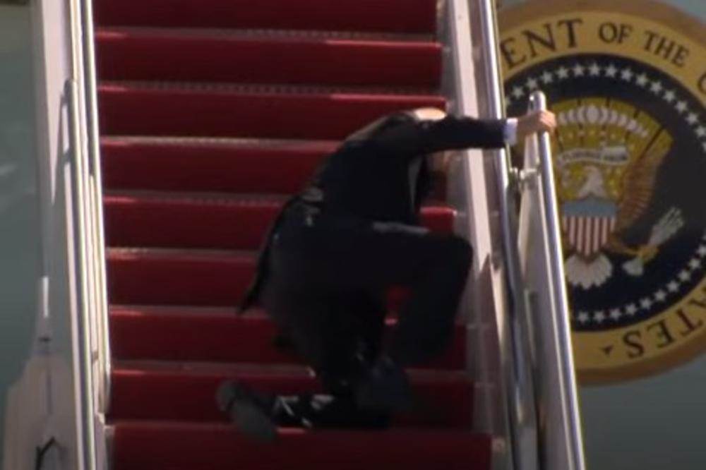  Džo Bajden se sapleo i pao preko stepenica: Pogledajte nezgodu američkog predsjednika na ulazu u avion 