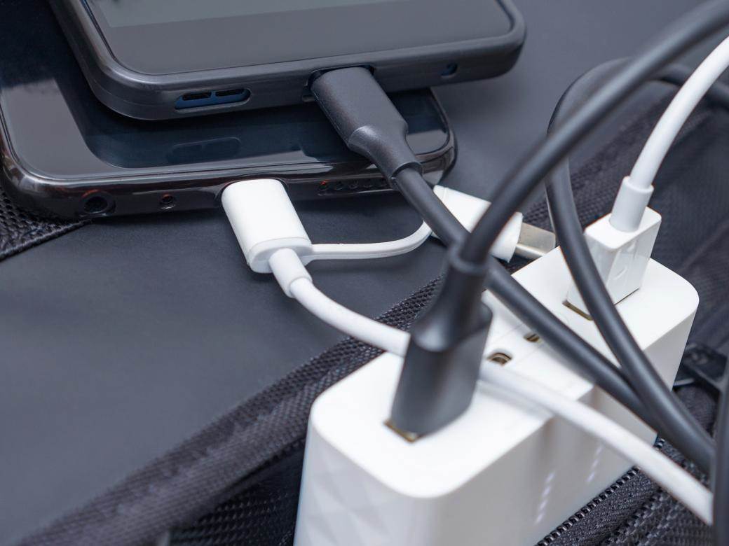  Katastrofalna greška koju svi prave kada pune mobilni: Zbog nje se brže kvari, a 3 jednostavna pravila sve rešavaju! 