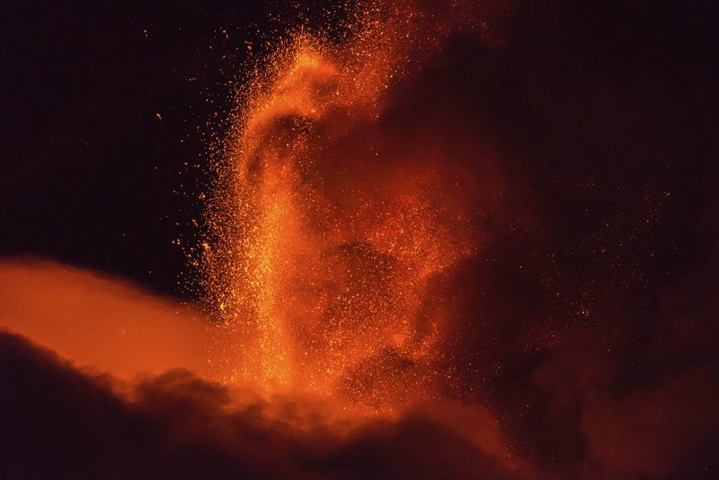  Hiljade zemljotresa pogodilo Island: Pokrenula se jaka erupcija vulkana, šiklja lava! (FOTO) 