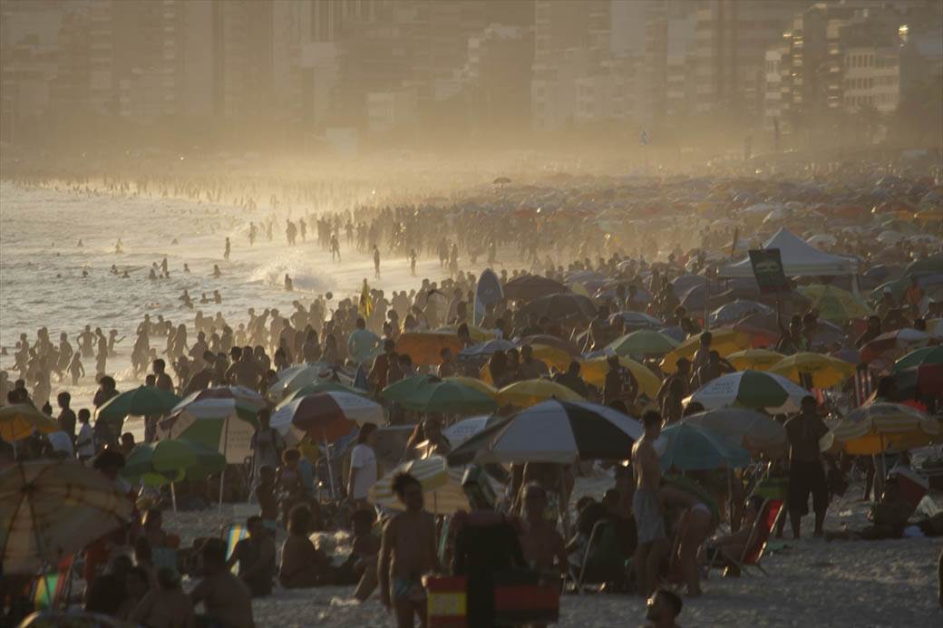  Zatvaraju se krcate brazilske plaže: Predsjednik odbija da uvede zaključavanje, "kako će ljudi dobijati vitamin D?" 