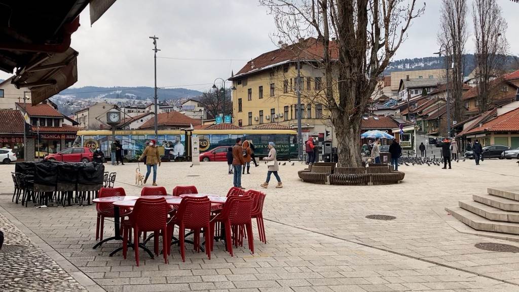  Žena pala na krov kafića i poginula 