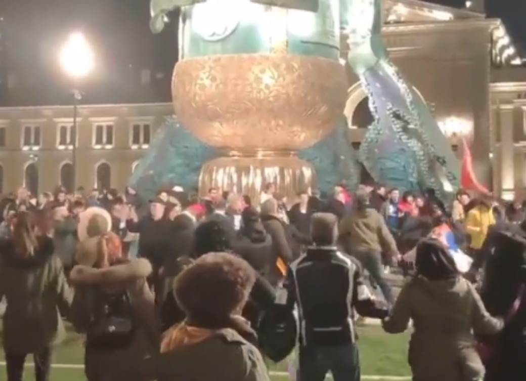 Beograđani protestovali protiv mjera, pa zaigrali kolo oko spomenika 
