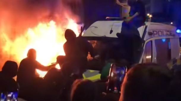  Žestoke demonstracije u Bristolu: Povrijeđeno najmanje šest policajaca (VIDEO) 