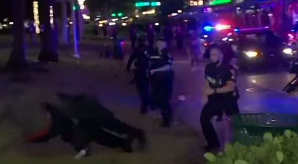  Stampedo tokom masovne "korona žurke": Policija bila nemoćna, pa upotrijebila suzavac - totalni haos! (VIDEO) 