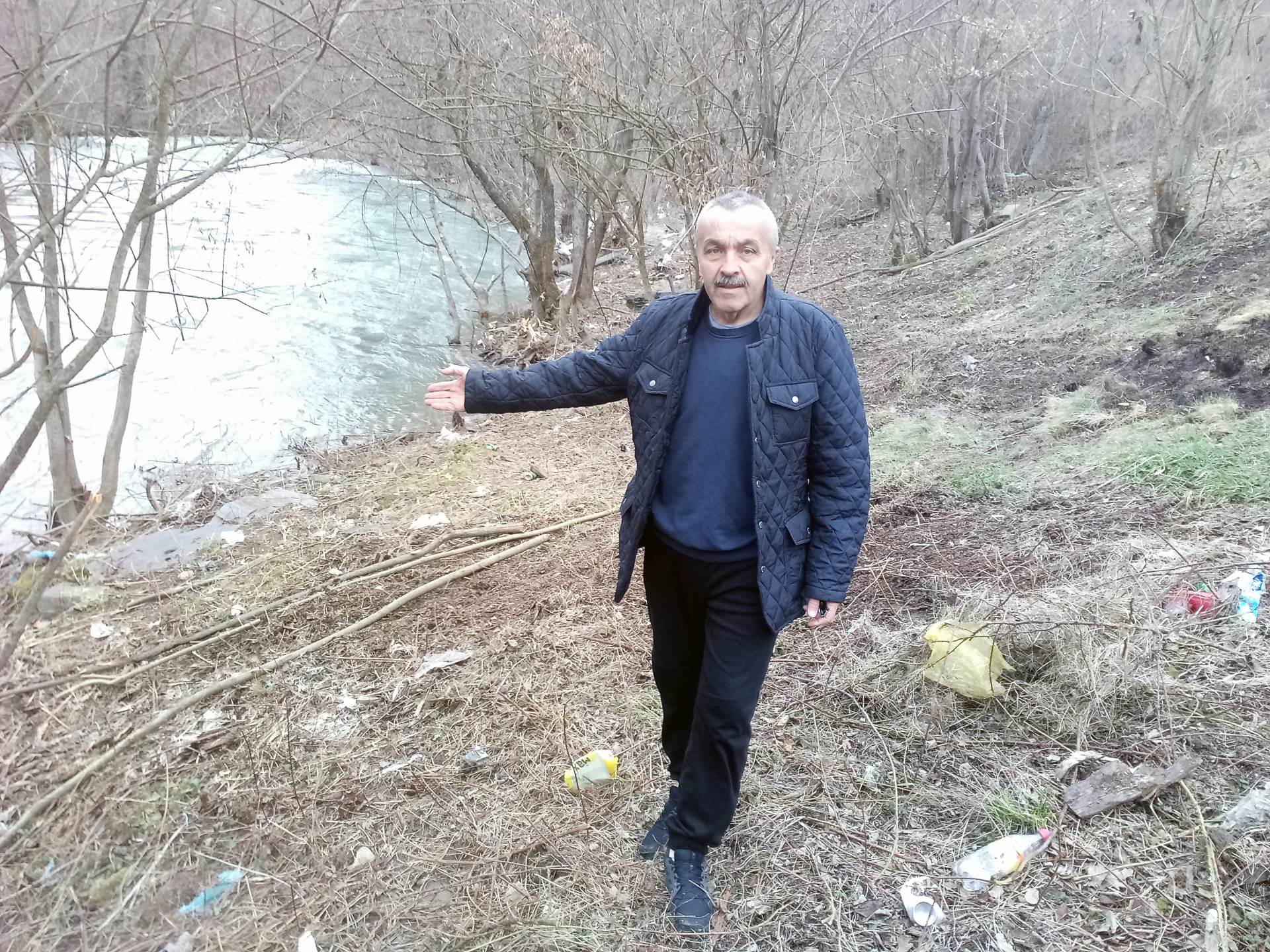  Svaka čast: Fočak sa obale Ćehotine iznio oko 300 vreća smeća! (FOTO) 