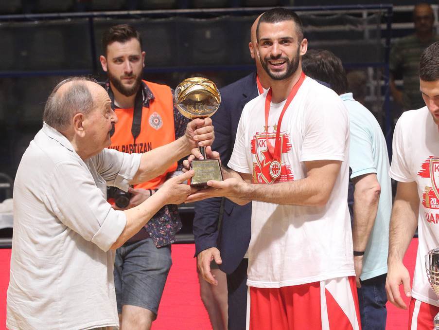  Vlastin ljubimac glumcu poželeo poslednje zbogom! Branko mu je bio najdraži crveno-beli momak 