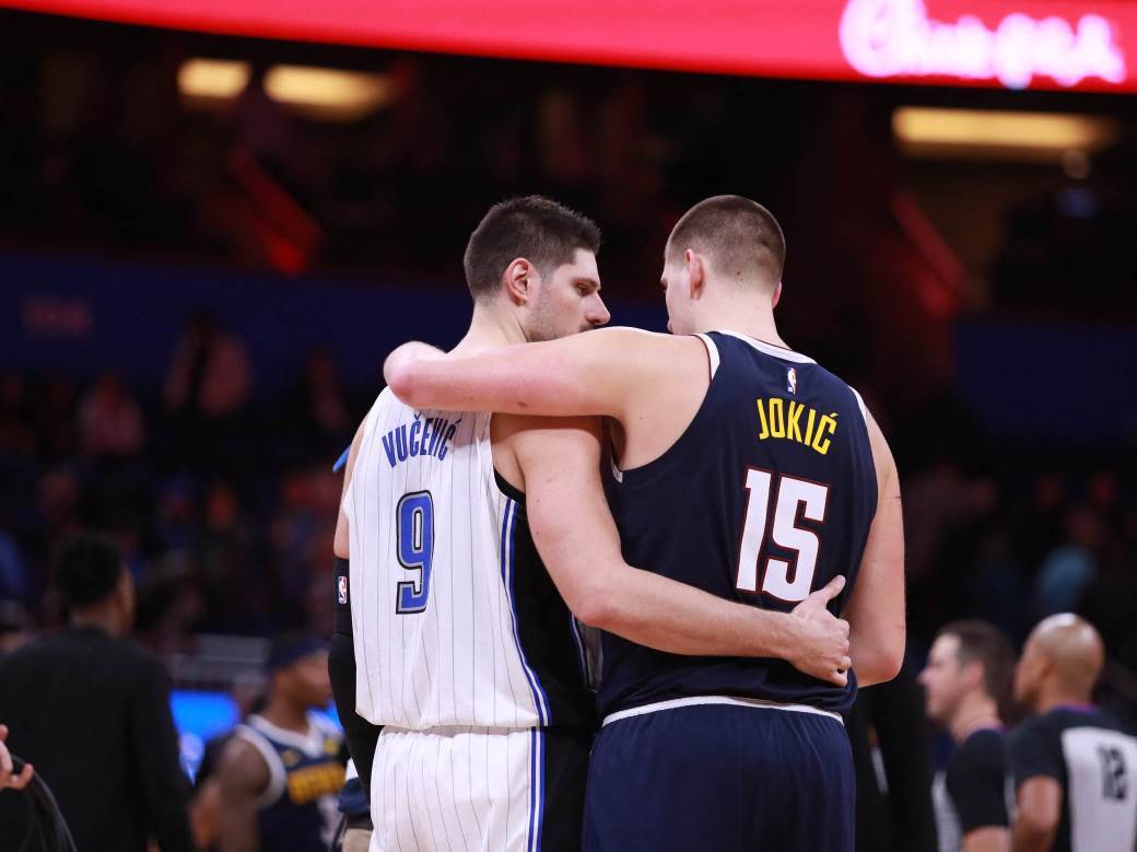  nikola vučević brani nikolu jokića 