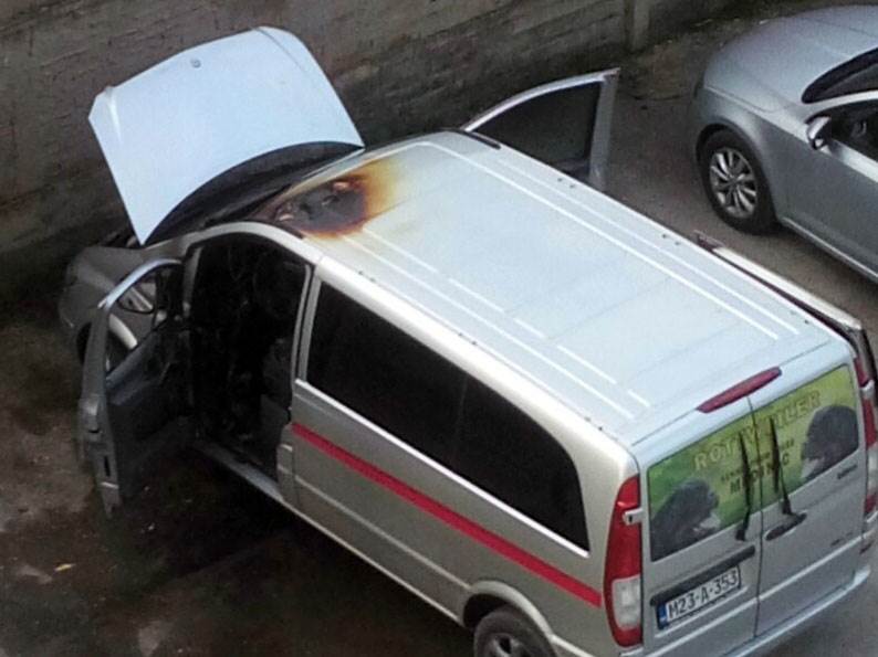  Požar na dva vozila u Bijeljini, mercedes potpuno izgorio (FOTO) 