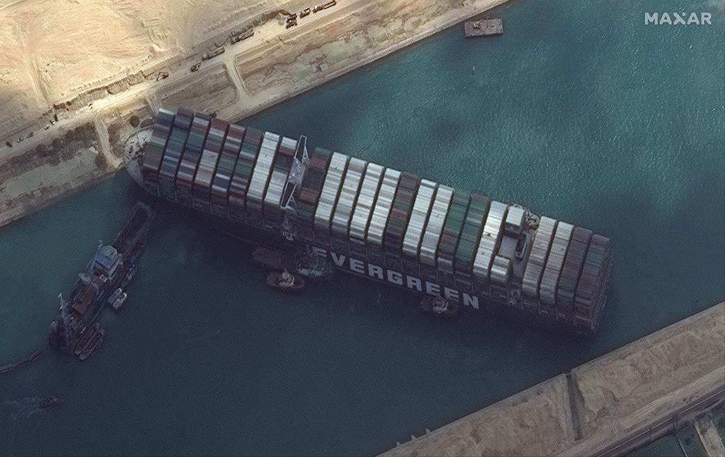  Tegljači uspjeli da pomjere nasukani brod u Sueckom kanalu 