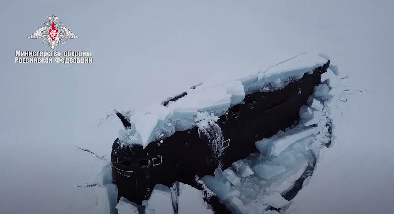  Pogledajte spektakularan snimak 3 nuklearne podmornice: Izranjaju simultano i lome debeo arktički led (VIDEO) 
