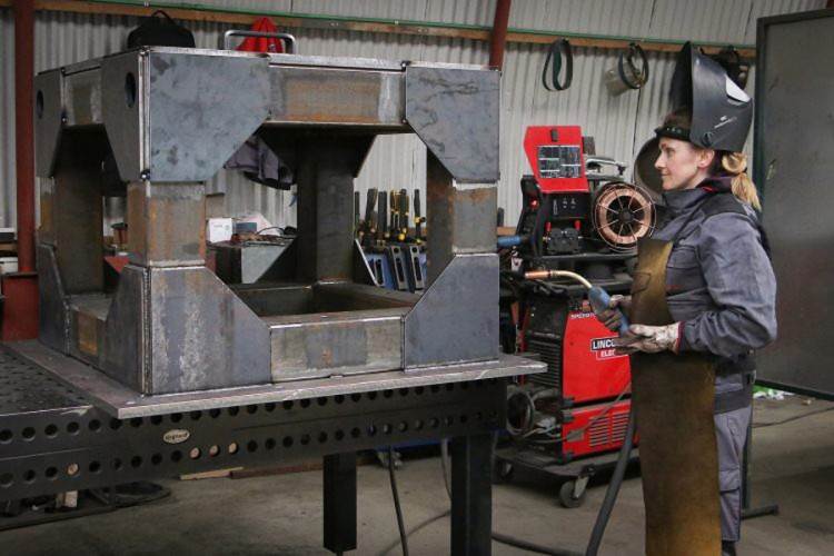  Školovala se za frizerku, radi kao varilac 