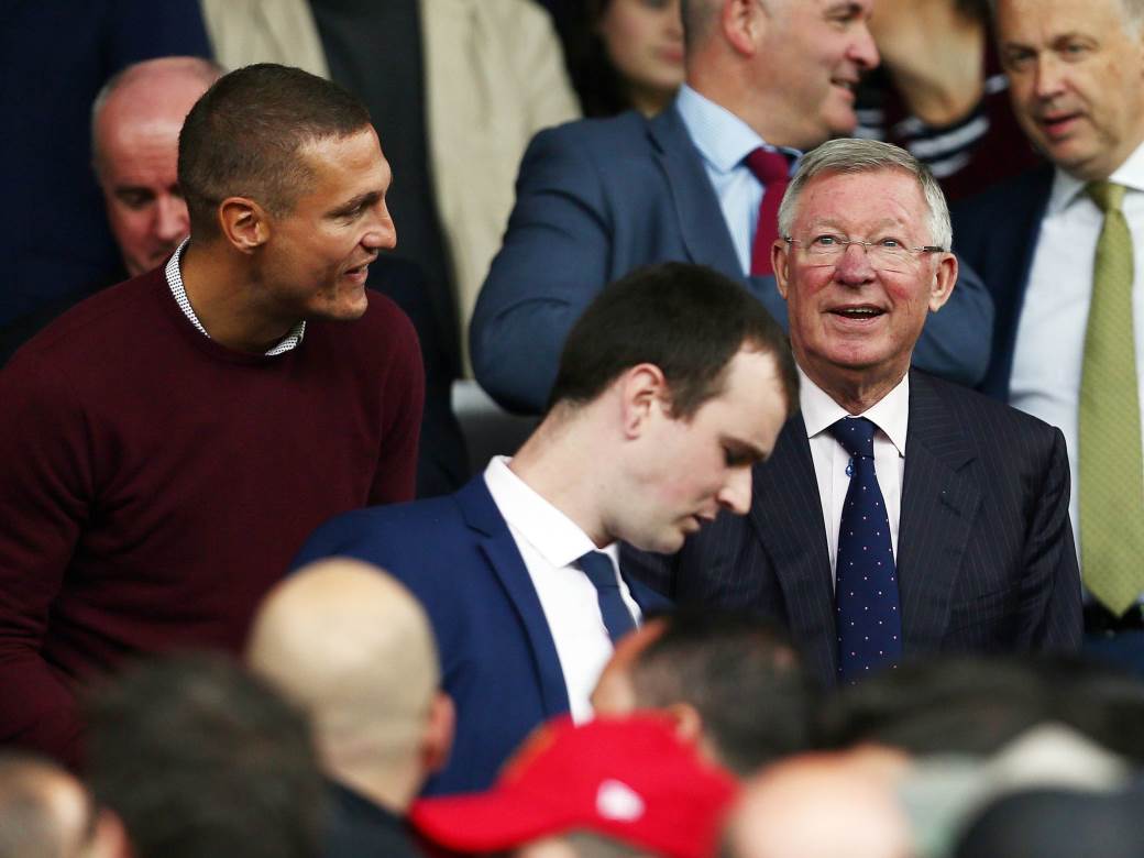  ser-aleks-ferguson-omiljeni-trofej-mancester-junajted-titula-1993 