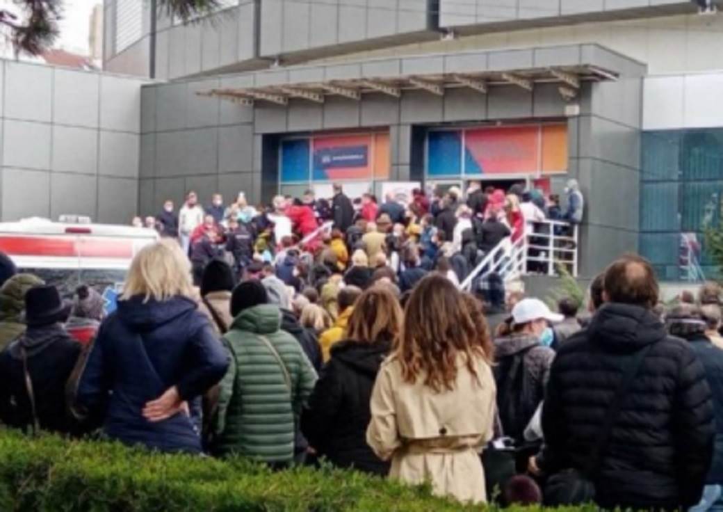  Navala na vakcine: U Nišu ogromni redovi, stotine Makedonaca čeka da dođe na red (FOTO) 
