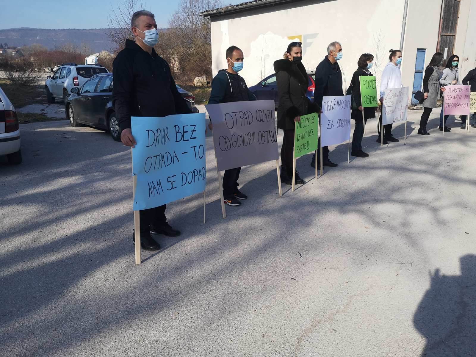  Performans u Drvaru: Građani svečano ispratili otpad (FOTO) 