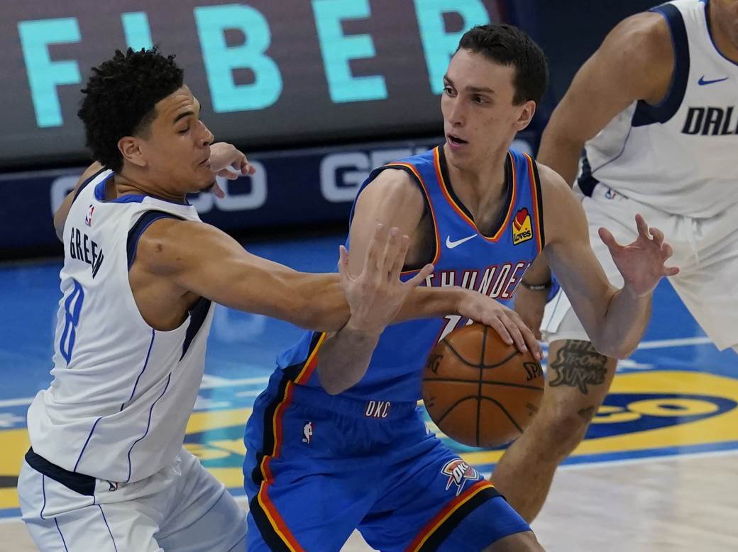  Aleksej Pokuševski 21 poen OKLAHOMA SITI TANDER - DALAS MAVERIKS 106:127 