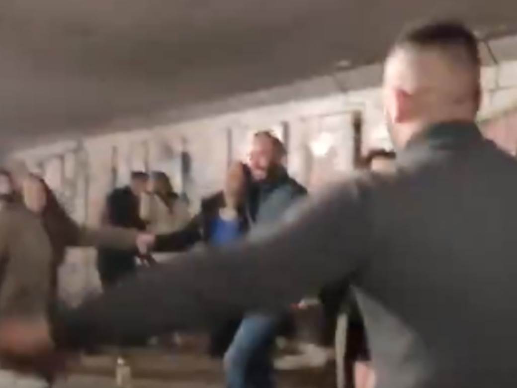  Mladi Beograđani zaigrali kolo uz pjesmu "Neće mala da primi vakcinu" (VIDEO) 