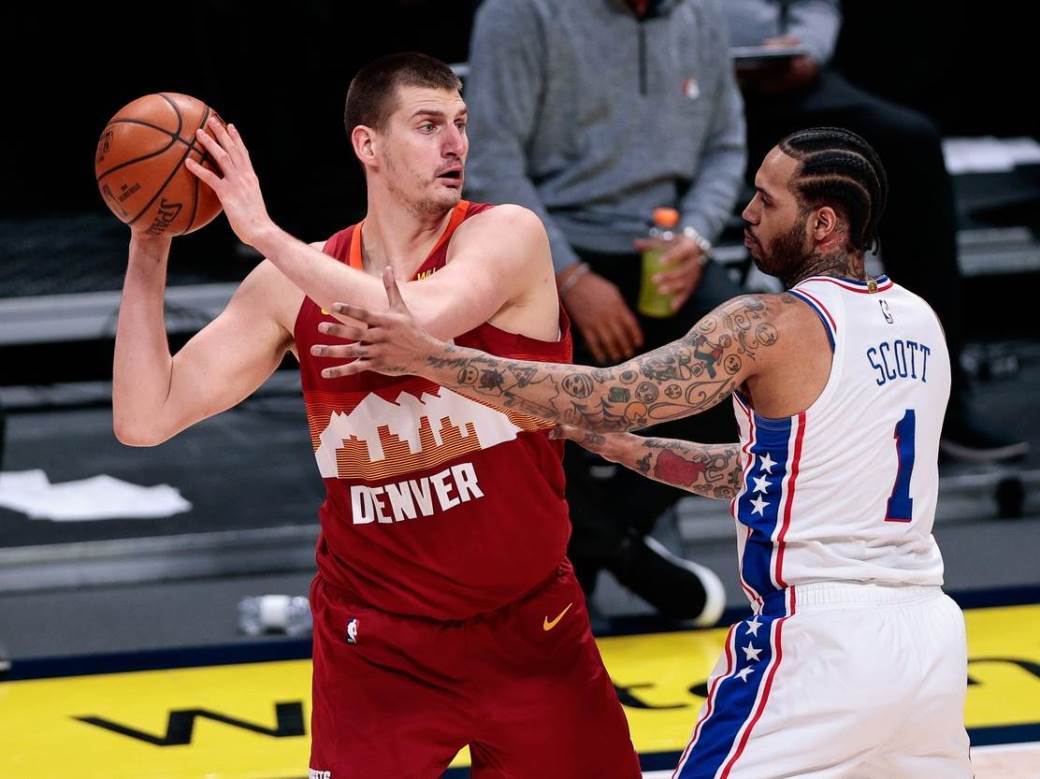  nikola-jokic-21-poen-10-skokova-denver-filadelfija-nba-mvp-publika-video 