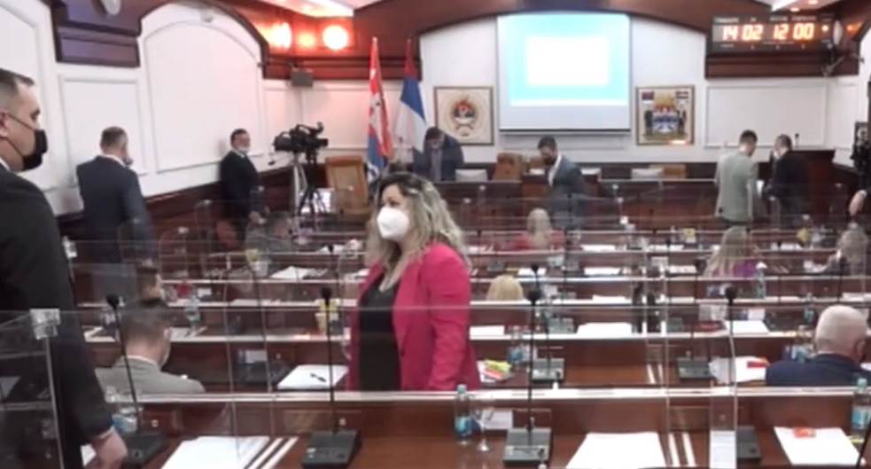  Burno u Gradskoj upravi: Sjednica prekinuta, optužbe za psovanje i udaranje (VIDEO) 